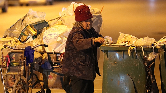 敬禮，勵(lì)志可愛的“拾荒奶奶”
