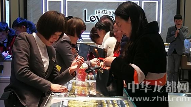 臨近春節(jié)，周口消費(fèi)市場紅似火