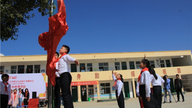周口留守兒童的國(guó)慶節(jié)：敬隊(duì)禮、升國(guó)旗