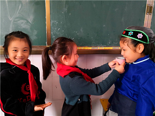 周口：小學生扮演“爺爺、奶奶” 感受重陽敬老情