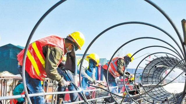 致敬！高溫下的建設者