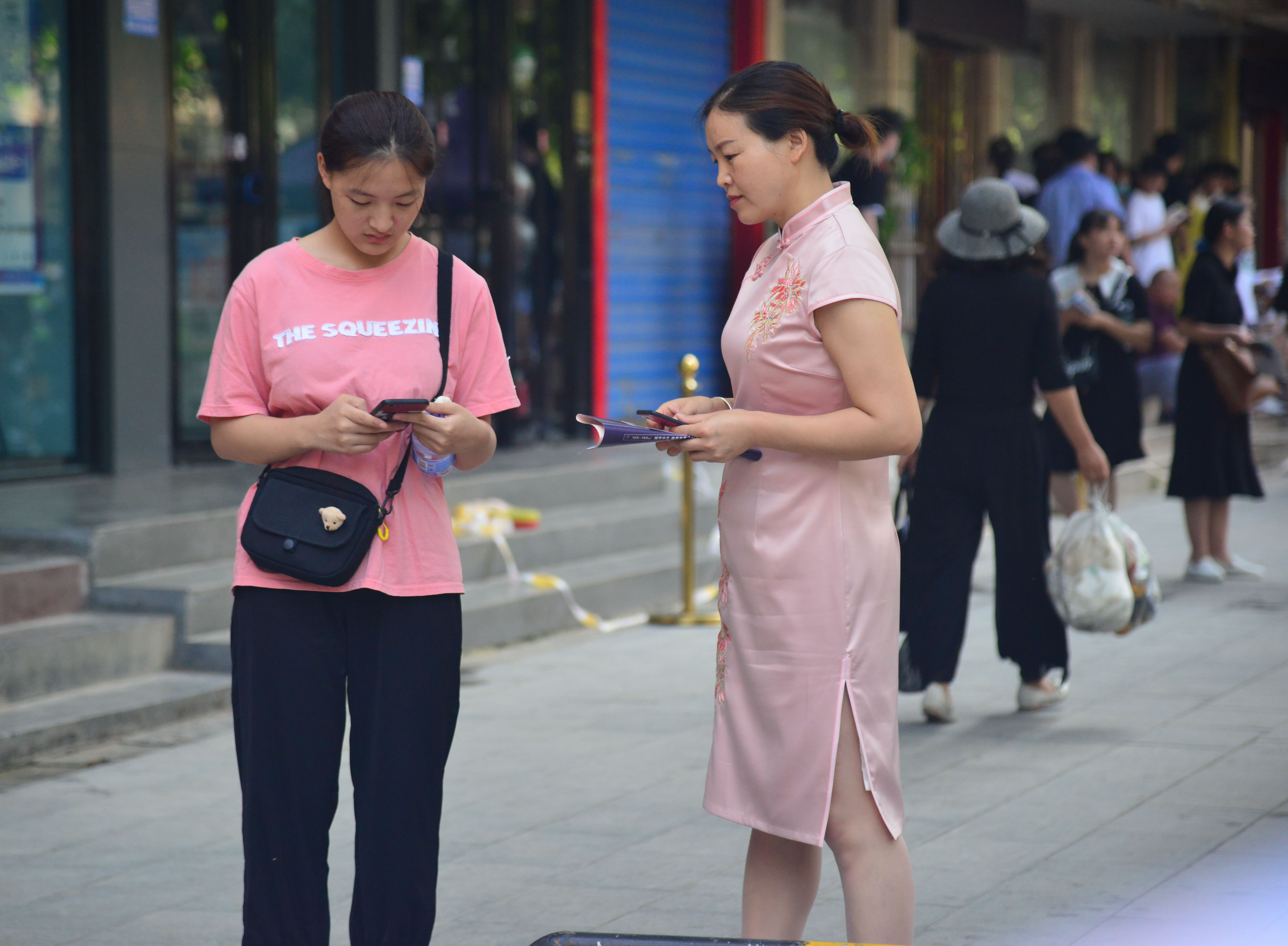 旗開得勝！高考考場外的旗袍媽媽們